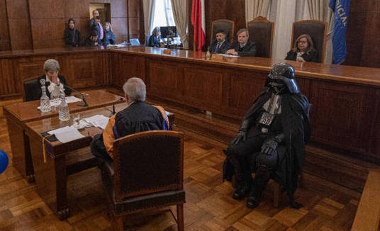 Darth Vader é julgado e condenado por seus crimes em tribunal do Chile (RAFAEL ARANCIBIA / AFP - 28/05/2023)